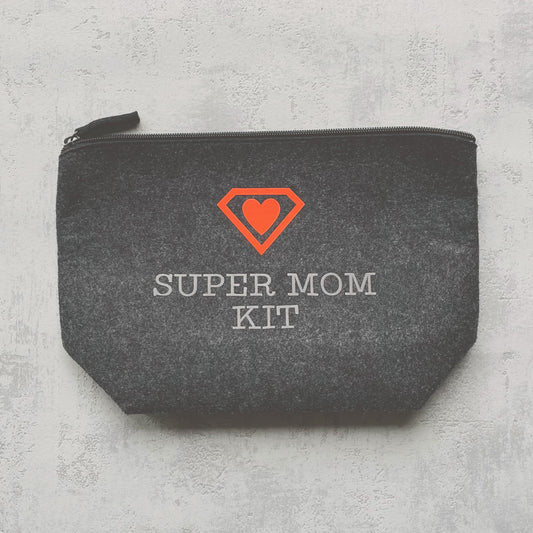 dunkelgraue Filztasche mit Superheldenaufdruck mit Herz in neonorange und dem Aufdruck "Super Mom Kit"