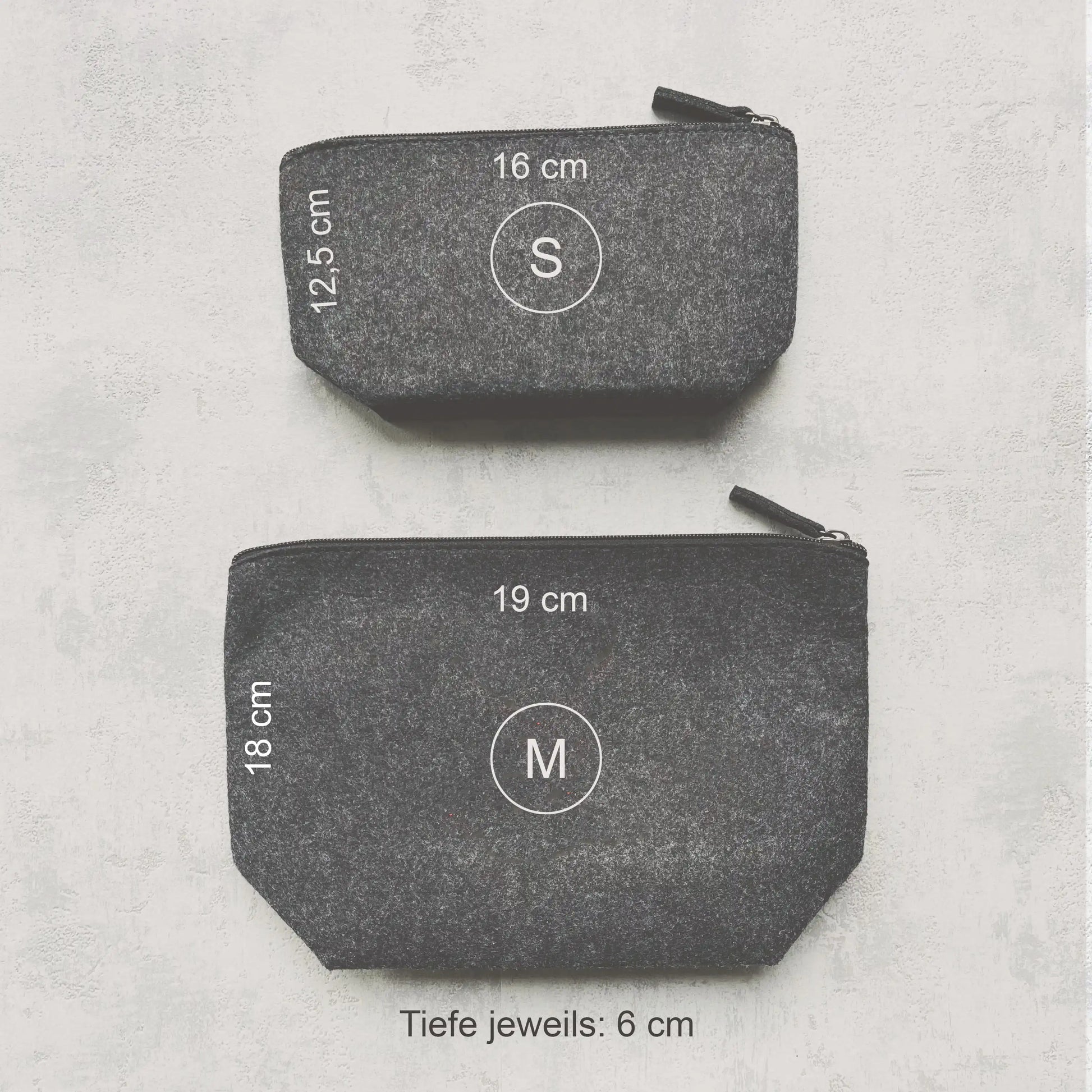 Größenvergleich zweier grauen Filztaschen in S (12,5 x 16 cm) und M (18 x 19 cm) von hej liebling