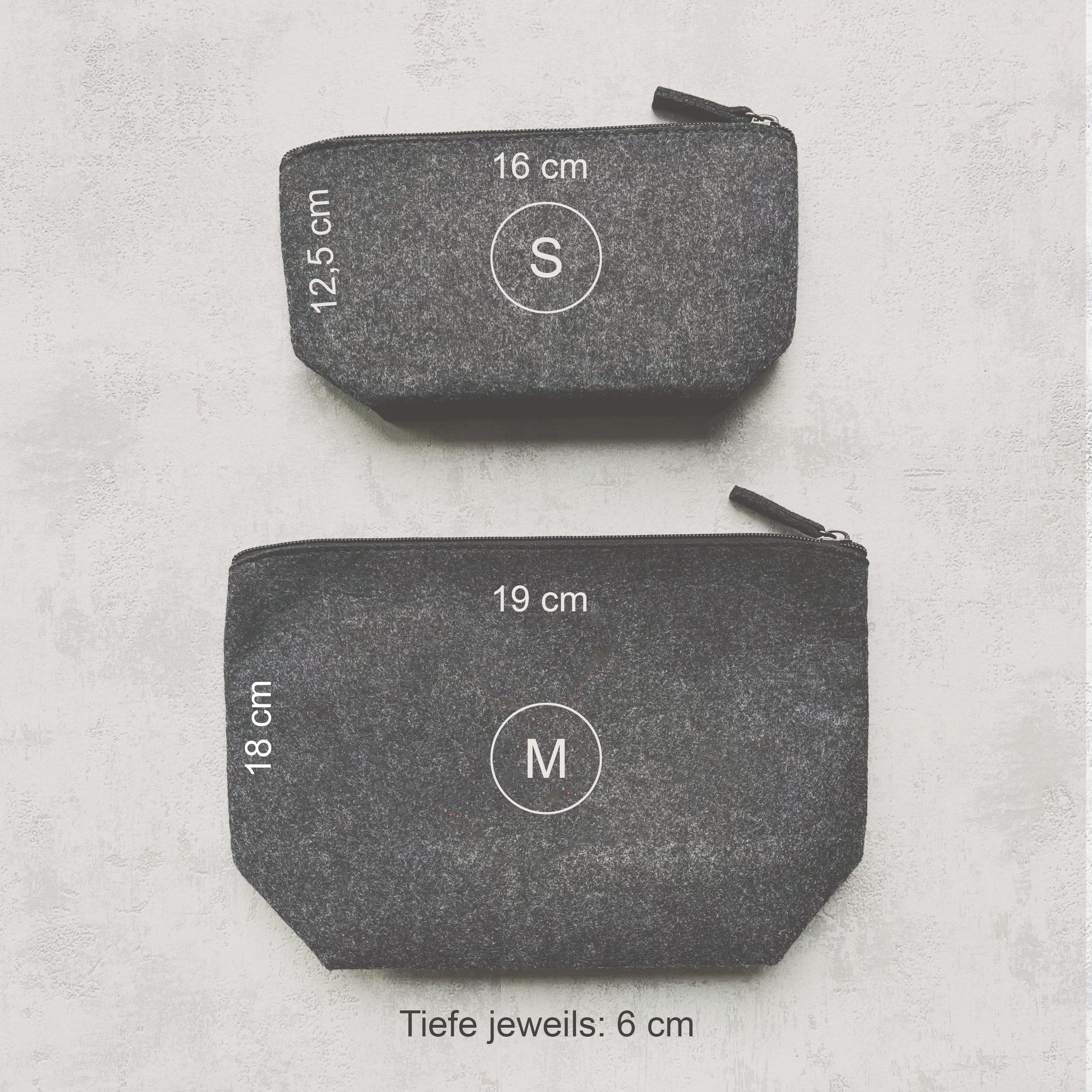 Größenvergleich zweier grauen Filztaschen in S (12,5 x 16 cm) und M (18 x 19 cm)