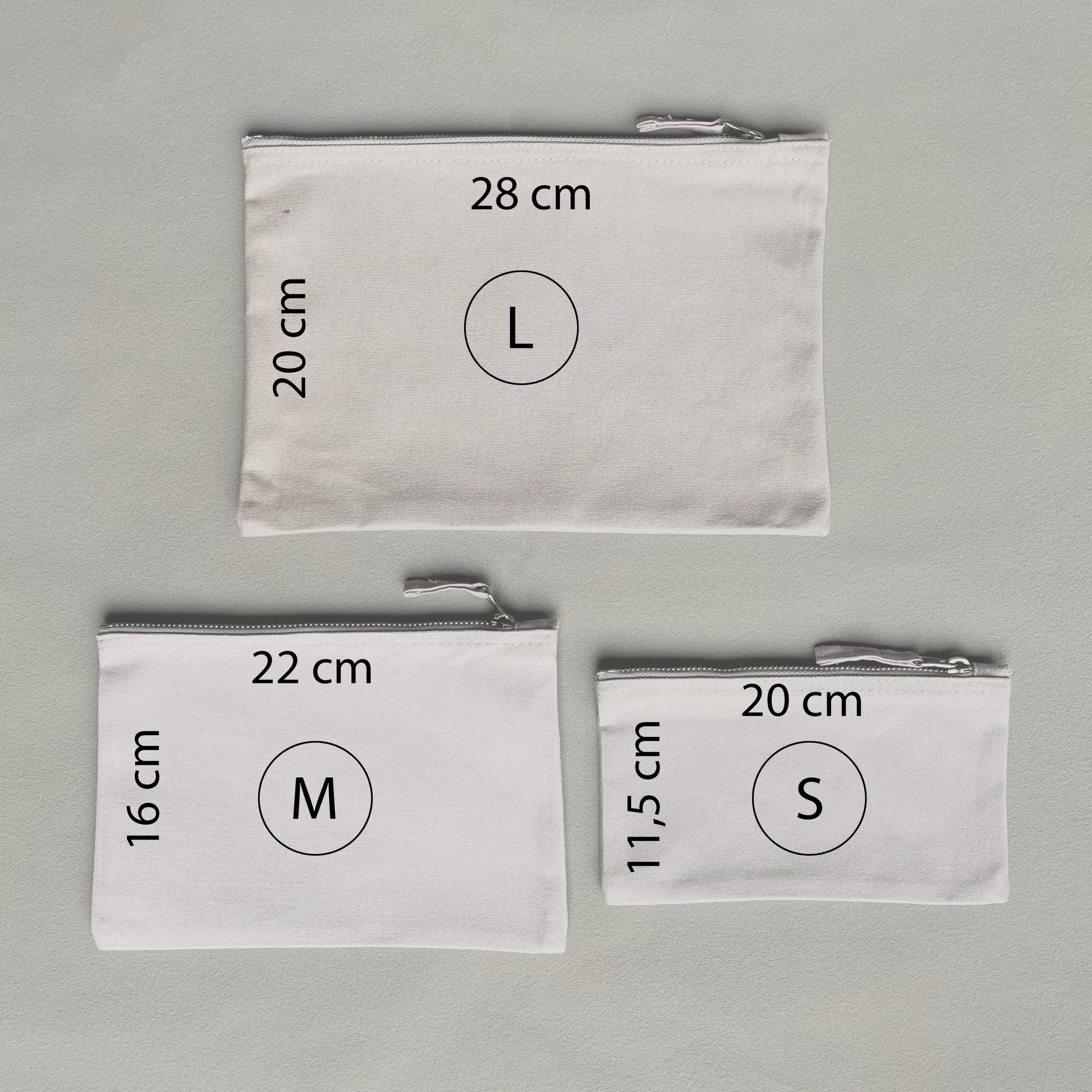 Drei graue Canvas Kosmetik-Taschen im Größenvergleich. Tasche in L (20 x 28cm), in M (16 x 22cm) und in S (11,5 x 20cm)